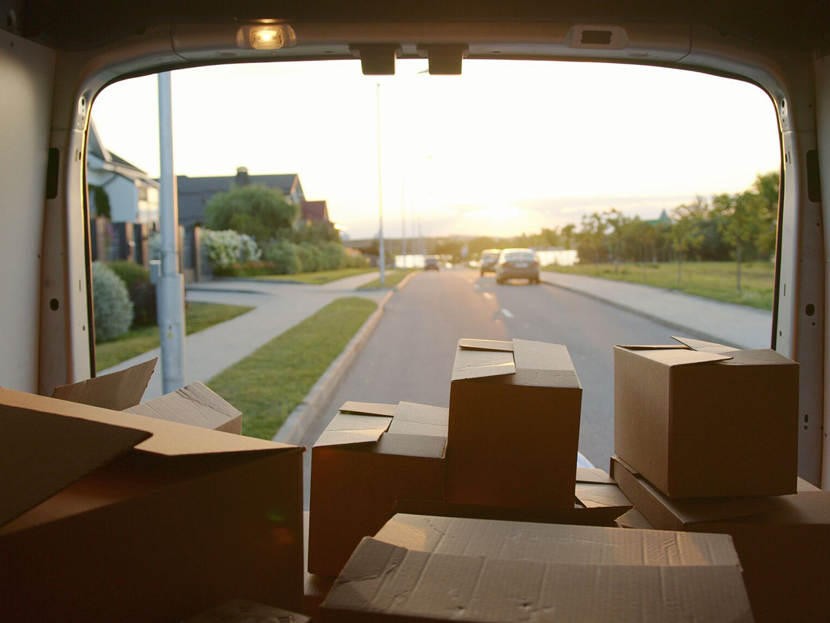 Möbelpacker von VITA UMZÜGE verladen sorgfältig verpackte Möbel in einen Umzugswagen